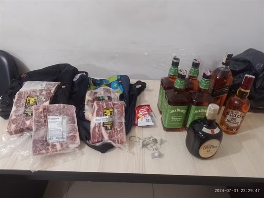 Com eles, foram encontrados sete litros de bebida alcoólica, cinco pacotes de carne e três tabletes de chocolate (Foto: Divulgação)