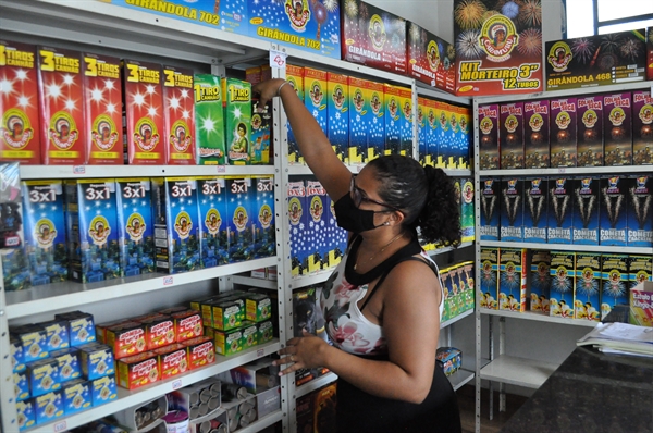 Comerciante aponta contradições no projeto de lei, aprovado na Câmara Municipal de Votuporanga, que proíbe a soltura de fogos de artifício com estampidos (Foto: A Cidade)