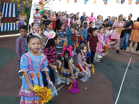 Alunos do Cemei Terezinha Guerra encantaram pais e familiares durante a festa junina da escola no último sábado (Foto: A Cidade)