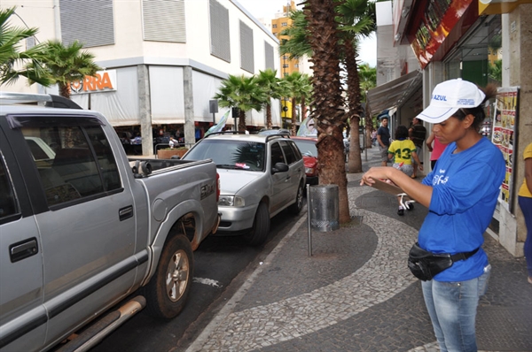 Comerciantes ainda ocupam vagas da Área Azul