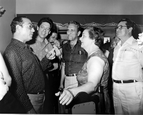 Em defesa da SAEV. Esta é uma foto histórica: o governador Paulo Maluf foi à casa do prefeito João Nucci para reverter sua decisão de não entregar a SAEV para o Estado. A primeira-dama, dona Neli Nucci, também “bateu de frente” (Foto: Arquivo A Cidade)