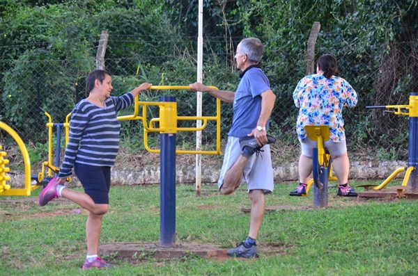 Academias a céu aberto: dois instrutores ajudam população