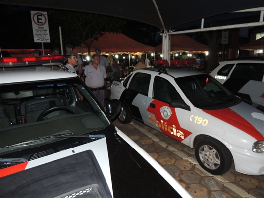 PM apreende jovens com bebidas na praça São Bento