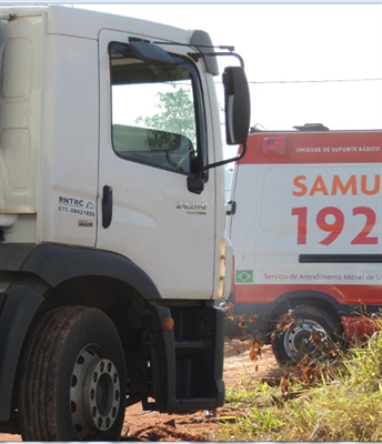 Caminhão com terra passou com as rodas sobre operário