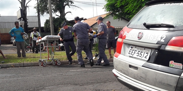 Motociclista causa acidente e foge em avenida