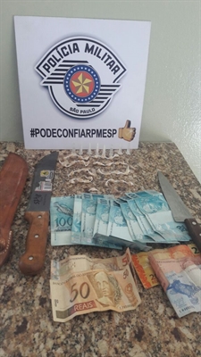 A equipe ainda localizou uma quantia de R$ 932 em dinheiro, uma faca, um facão e um aparelho celular do indiciado (Foto: Divulgação/Polícia Militar)