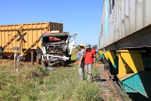 Jovem morre em colisão entre trem e caminhão