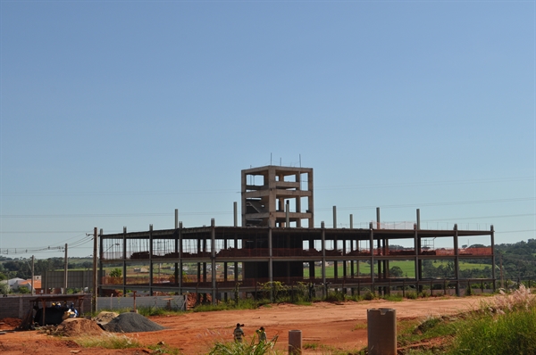 A obra da nova Prefeitura que teve início em 2016 tem prazo de conclusão até abril de 2018 (Foto: Ganriele Reginaldo/A Cidade)