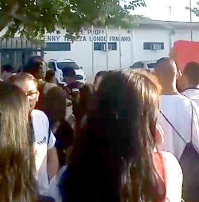 Estudantes se reuniram na frente da escola e, empunhando cartazes e gritando ‘fora PEI’, se manifestaram contra o programa (Foto: Reprodução/Redes sociais)