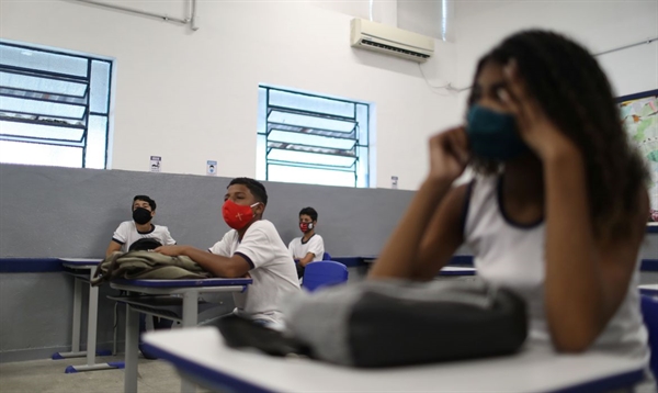 Além de estar atentos aos sintomas e aos protocolos, os pais devem se vacinar, vacinar seus filhos e buscar participar da prevenção no dia a dia (Foto: Pilar Olivares/Reuters)