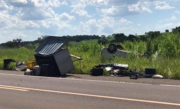 Welder contou que o carro capotou duas vezes, parando de cabeça para baixo (Foto: Reprodução/Facebook)