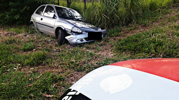 ‘Capotamento’ em vicinal mobiliza militares e Samu