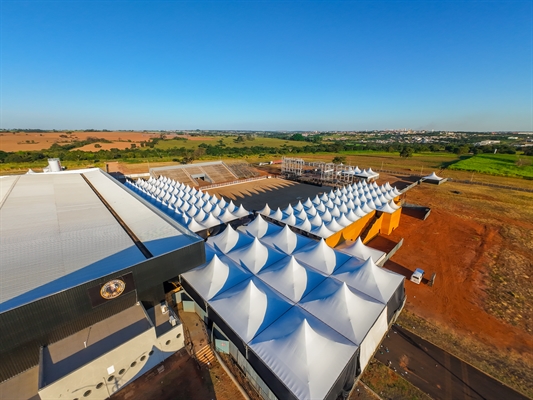 Palco para as atrações e rodeio já está quase todo montado  Foto: Votu International Rodeo
