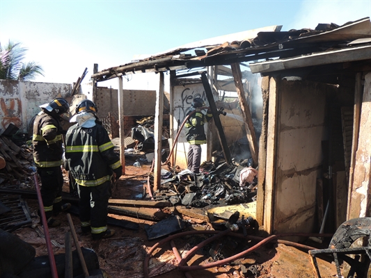 Imóvel é destruído pelas chamas na Zona Norte