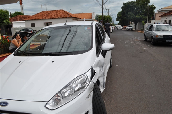 Ford Fiesta teve a lateral comprometida pela colisão