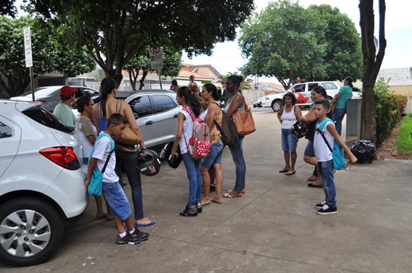 Estudantes são barrados e mães dizem que fizeram matrícula