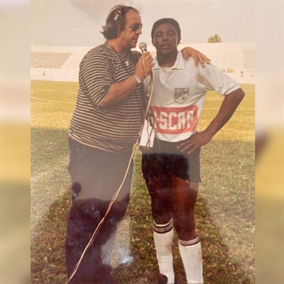 O radialista Cláudio Craveiro e o então centroavante Messias (Foto: Arquivo Pessoal)