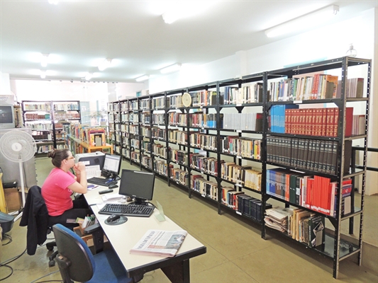 Biblioteca Municipal trabalha com acervo reduzido 