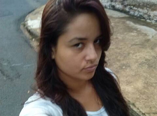 Jovem morre após ser esfaqueada e cair de prédio