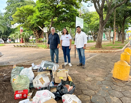 Seba esteve na praça São Bento, ao lado da vereadora Debora Romani e do secretário Fábio Okamoto e flagrou novo descarte de lixo (Foto: Prefeitura de Votuporanga)