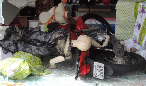 Moto quebra vidraça e invade loja no centro da cidade