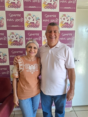 O prefeito de Valentim Gentil esteve ontem na rádio Cidade FM 94,7  Primeira-dama Célia Regina e o Claudinei do Skinão  (Foto: A Cidade)