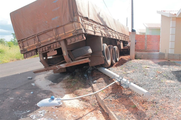 Carreta sem freio por pouco não invade casa no Noroeste