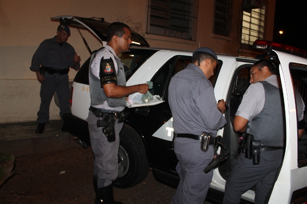 Força Tática e Rocam prendem casal por tráfico