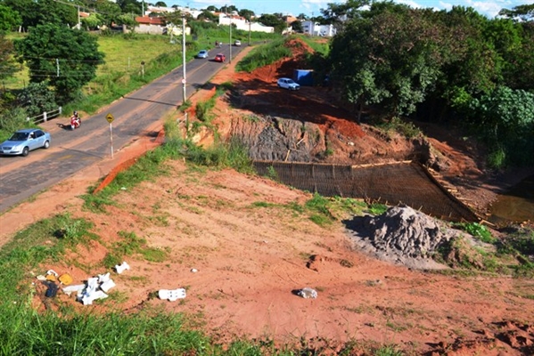 Avenida Horácio dos Santos tem um dos sentidos interditado para obras