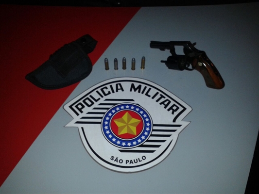 Homem é preso por porte ilegal de arma de fogo