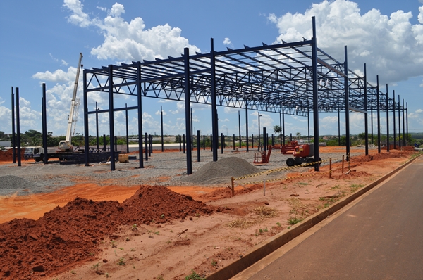 Neste momento, está sendo erguida toda a estrutura metálica e a captação fluvial das obras da loja da Havan (Foto: Érika Chausson/A Cidade)