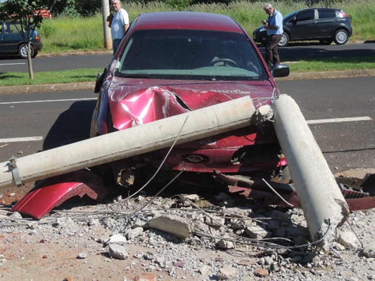 Jogador do CAV bate carro e derruba poste em avenida