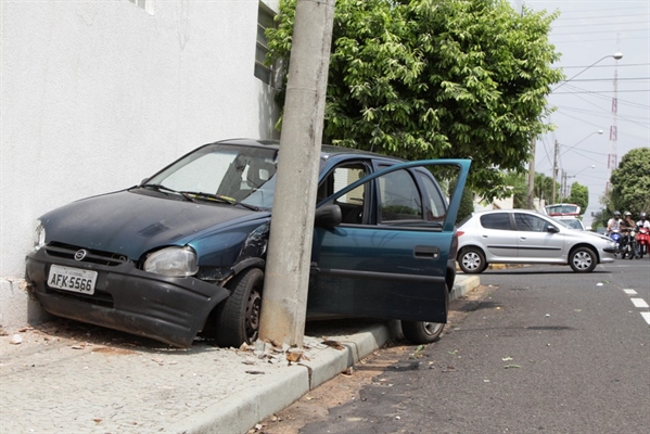 Colisão entre automóveis deixa duas pessoas feridas