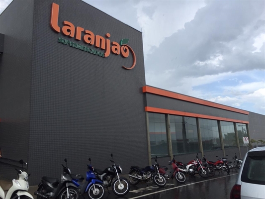 Ex-funcionários da unidade do Laranjão em Votuporanga estiveram nesta quinta-feira no antigo trabalho (Foto: Érika Chausson/A Cidade)