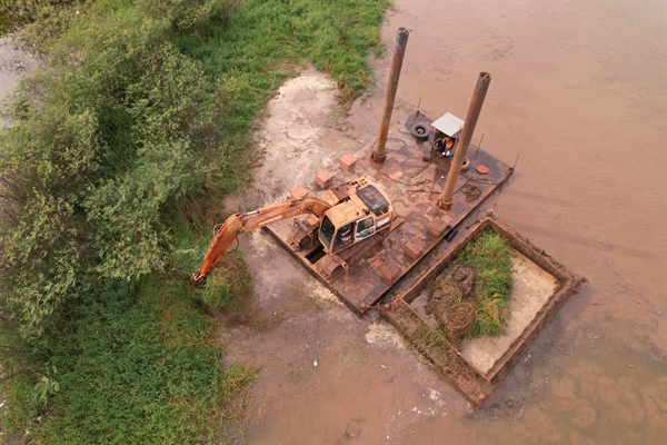 Com o trabalho de desassoreamento, até o momento foram retirados 26.000 m³, que corresponde a 9% (Foto: Saev)