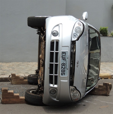 Carro capota após ser atingido por outro veículo na São Bento