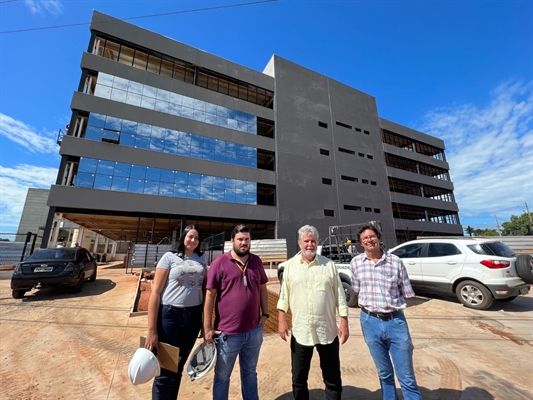 O prefeito Jorge Seba e o secretário de Obras, Salvador Castrequini, acompanhados de técnicos da empresa, visitaram as obras (Foto: Prefeitura de Votuporanga)