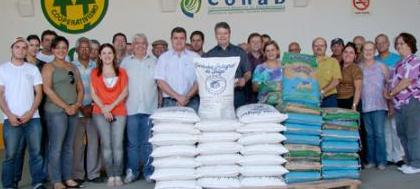 Entidades recebem farinha e leite em pó