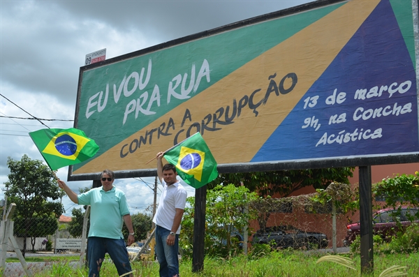 Carreata marca início de manifestações na cidade