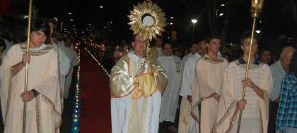 Igreja une paróquia para celebrar Corpus Christi