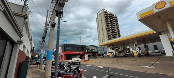 Um dos últimos radares instalados na cidade fica na rua Paraíba, perto da esquina com a rua Amazonas. Foto: A Cidade