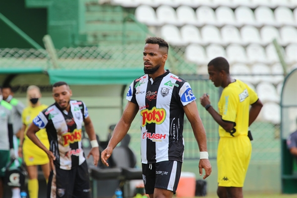 Atacante ainda falou sobre a evolução da equipe dentro de campo (Foto: Rafael Bento/CAV)