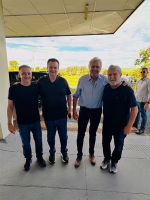 Luiz Torrinha, Gilberto Kassab, Ronaldo Caiado e Jorge Seba no Aeroporto de Votuporanga  Foto: Facebook Jorge Seba