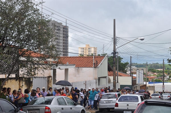 Na manhã de ontem, a fila já era bastante extensa logo cedo no Cartório Eleitoral  (Foto: Daniel Castro/A Cidade)