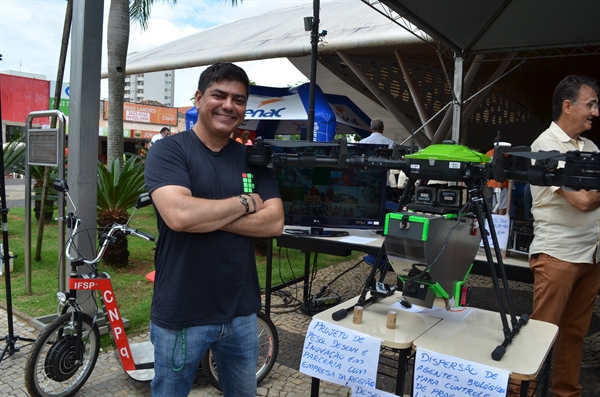 Votuporanguenses desenvolveram automação para drone, que promete revolucionar o controle de pragas em lavouras (Foto: A Cidade)