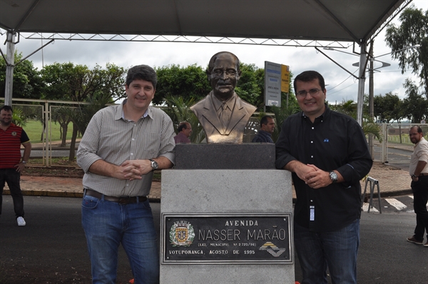 Emoção marca entrega de estátua de Nasser Marão 