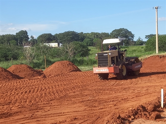 Maquinários da empreiteira contratada já trabalham na terraplanagem do terreno, situado na rua Jorge Augusto Rigo Fabiano (Foto: Prefeitura de Votuporanga)