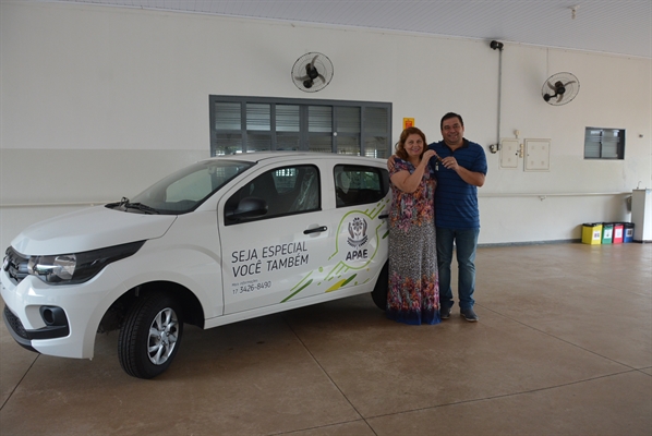 A presidente Márcia Gianoti entregou ontem o carro para o ganhador do prêmio, Júlio Brunassi (Foto: Divulgação/APAE)