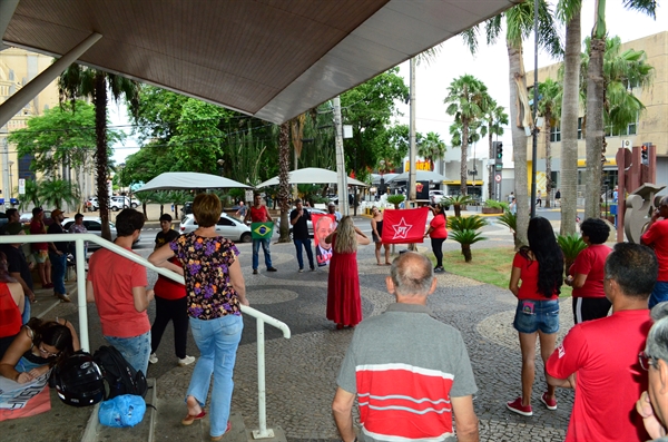 Cerca de 60 militantes de esquerda de Votuporanga e região aderiram ao movimento “sem anistia” e protestaram ontem (Foto: A Cidade)