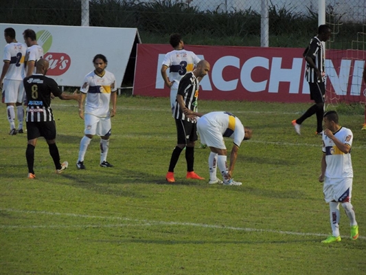 Preso na marcação adversária, CAV empata